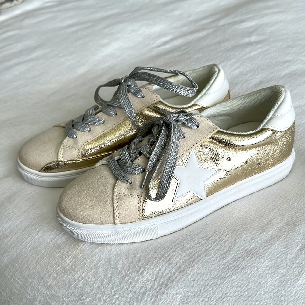 Sneakers size 6